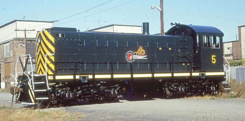 cr=t_0% (1) a train is parked on the side of a building